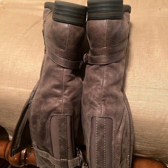 Brown low heel Boots with Buckles - Picture 5 of 5